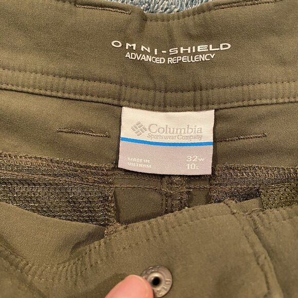 COLUMBIA Shorts Men's Size 30 (tag says 32) OMNI-SHIELD Olive Green Hiking - Picture 2 of 10